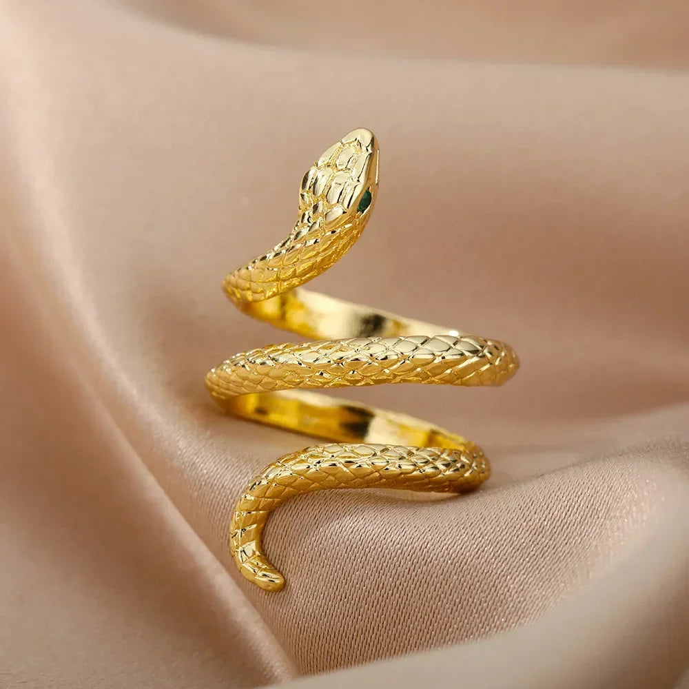 Elevate Your Style with Aesthetic Heart Gold Stainless Steel Rings – The Perfect Vintage Wedding Jewelry and Gift! 🌟💍✨